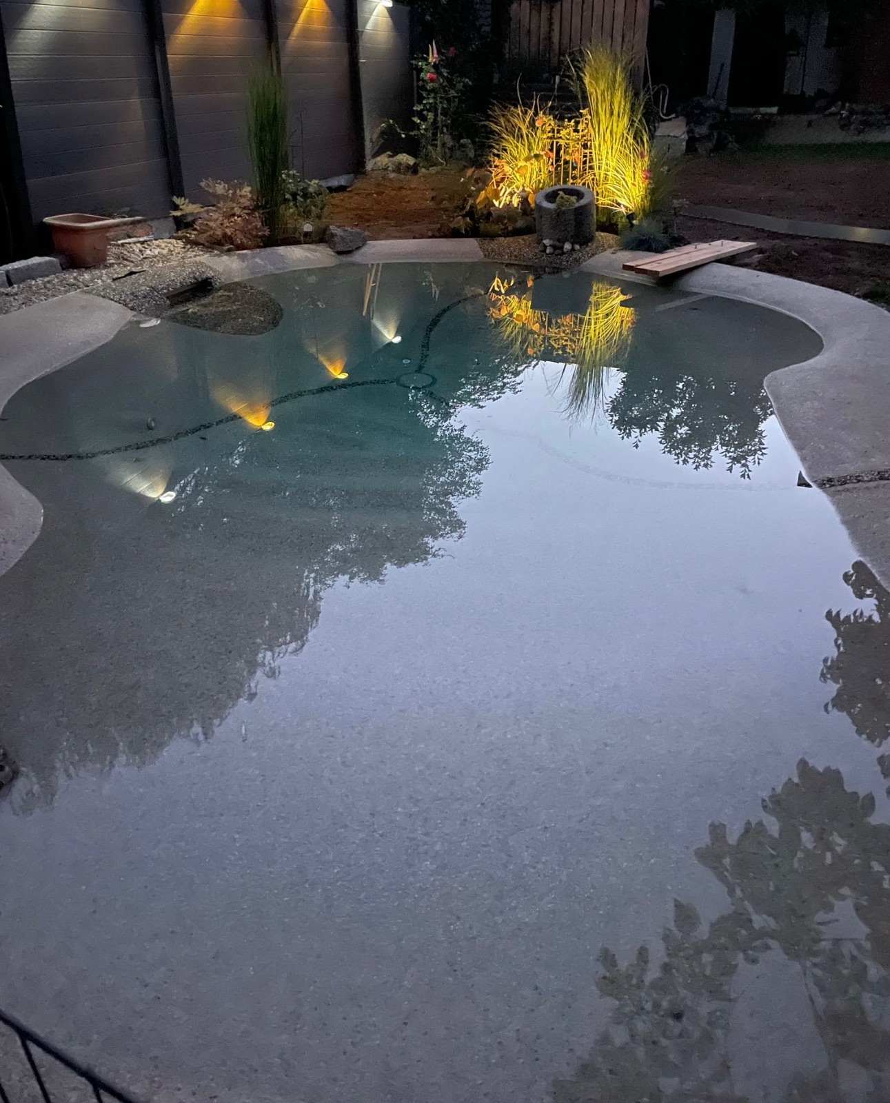 Strandpool mit Brunnen im Hintergrund