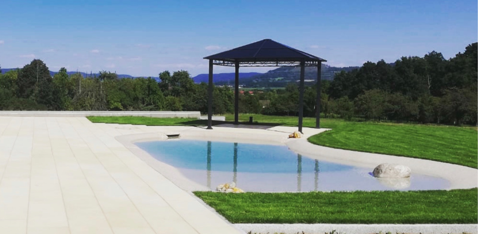 BIOdesign Strandpool mit Aussicht und Pergola