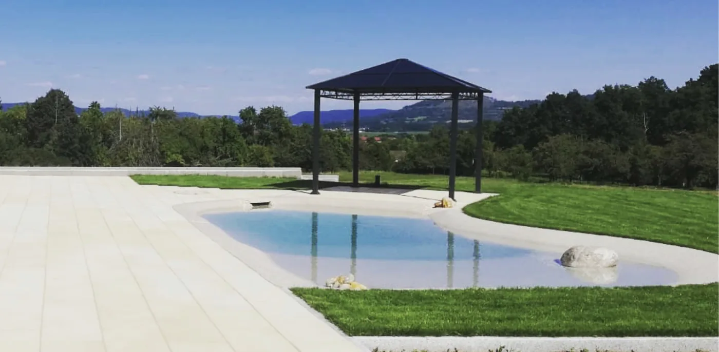 BIOdesign-Strandpool mit Pavillon und Blick ins Grüne