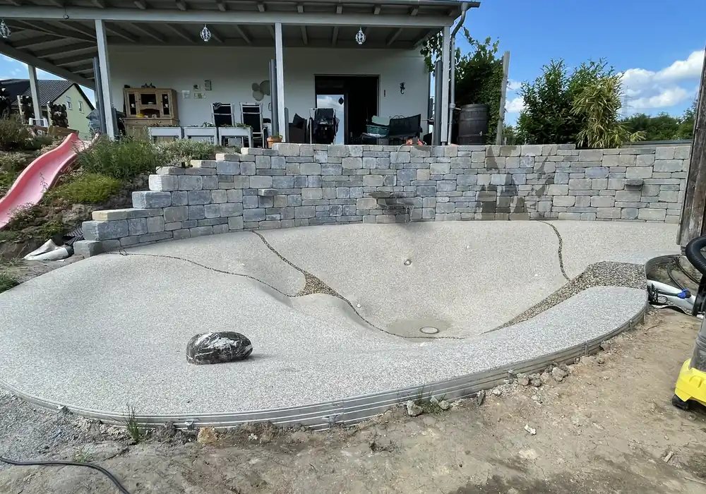 BIOdesign-Pool in der Bauphase vor der Befüllung