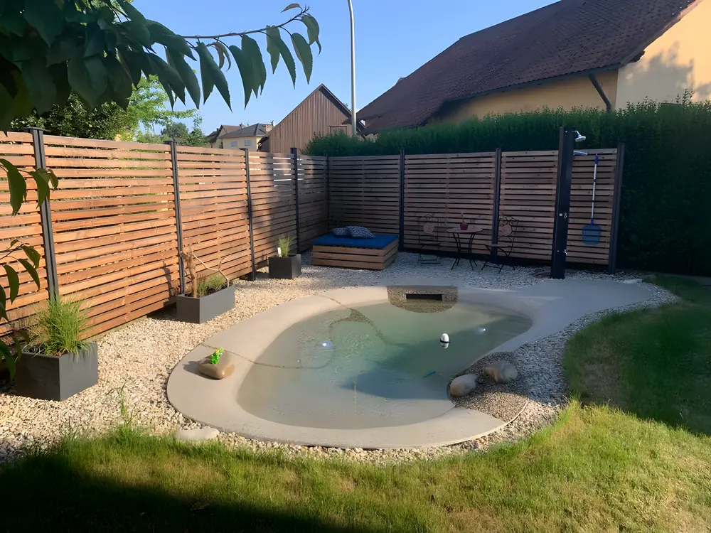Kleiner BIOdesign-Pool im Garten eines Einfamilienhauses